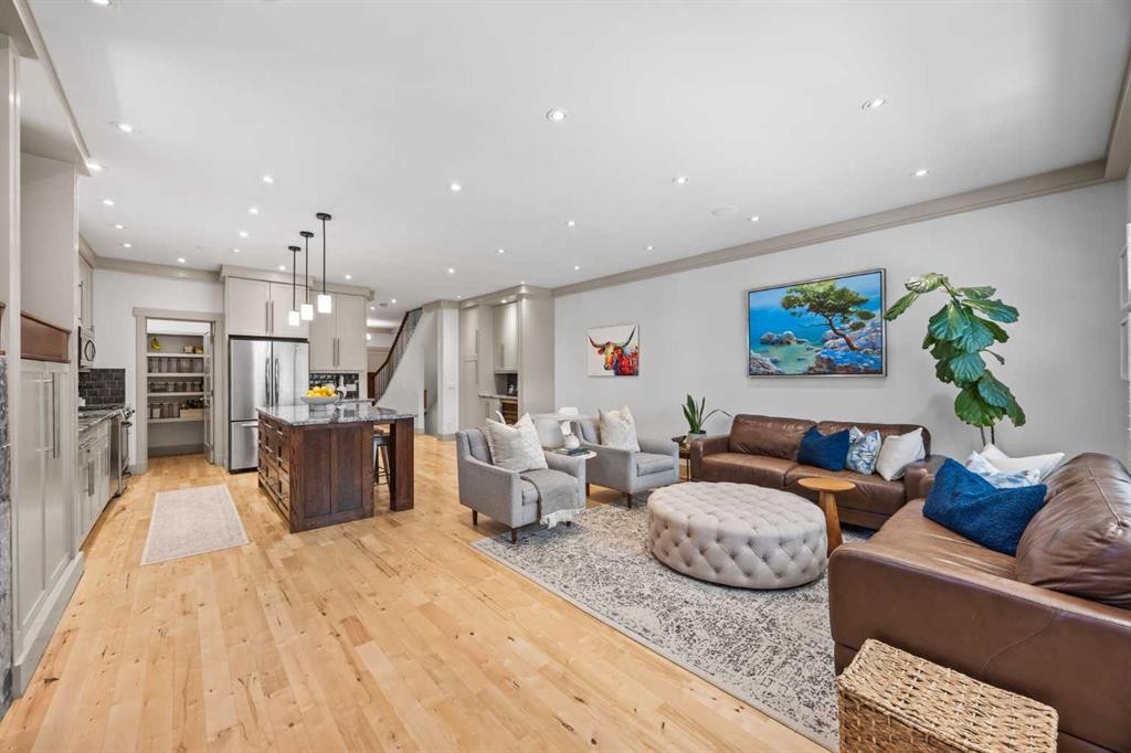 211 32 Avenue Nw, Calgary, AB - Indoor Photo Showing Other Room