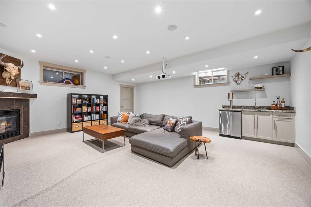 211 32 Avenue Nw, Calgary, AB - Indoor With Fireplace