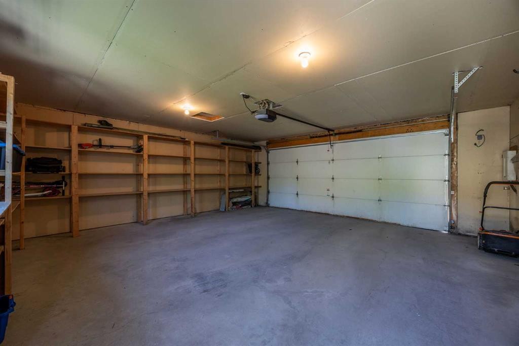 211 32 Avenue Nw, Calgary, AB - Indoor Photo Showing Garage