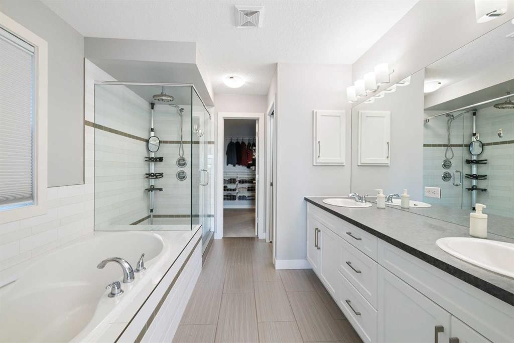 94 Masters Mews Se, Calgary, AB - Indoor Photo Showing Bathroom