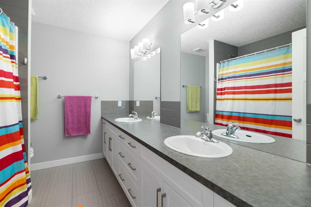 94 Masters Mews Se, Calgary, AB - Indoor Photo Showing Bathroom
