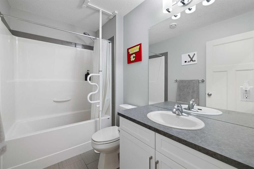 94 Masters Mews Se, Calgary, AB - Indoor Photo Showing Bathroom