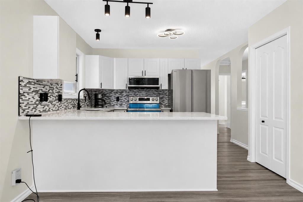 250 Bridlewood Circle Sw, Calgary, AB - Indoor Photo Showing Kitchen With Upgraded Kitchen