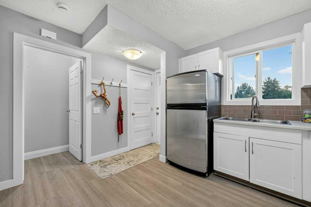 3046 32A Avenue Se, Calgary, AB - Indoor Photo Showing Kitchen With Double Sink
