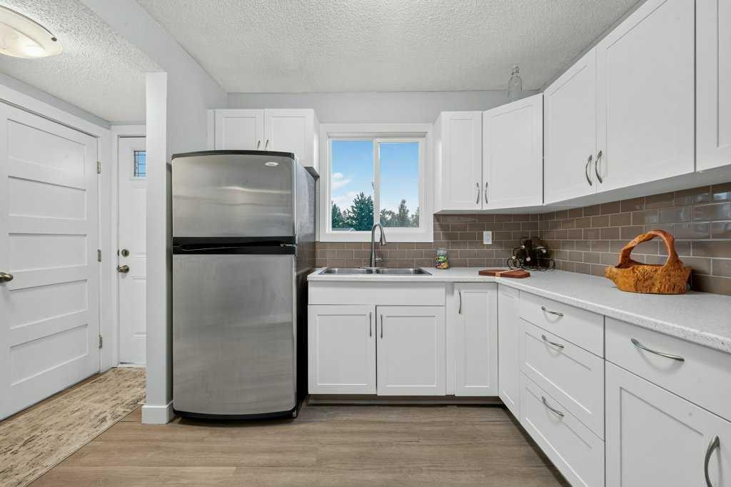 3046 32A Avenue Se, Calgary, AB - Indoor Photo Showing Kitchen With Double Sink