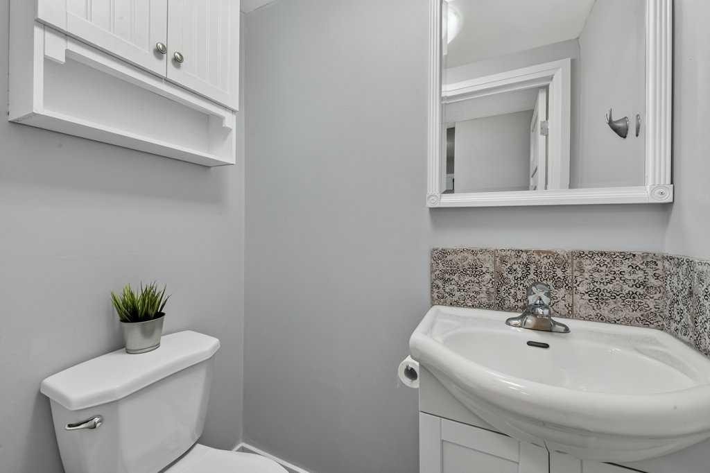 3046 32A Avenue Se, Calgary, AB - Indoor Photo Showing Bathroom