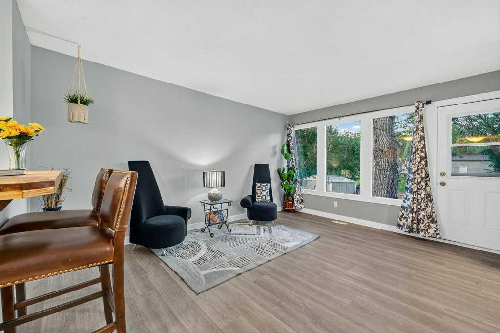 3046 32A Avenue Se, Calgary, AB - Indoor Photo Showing Living Room