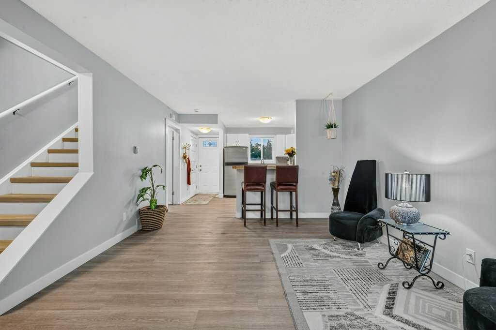 3046 32A Avenue Se, Calgary, AB - Indoor