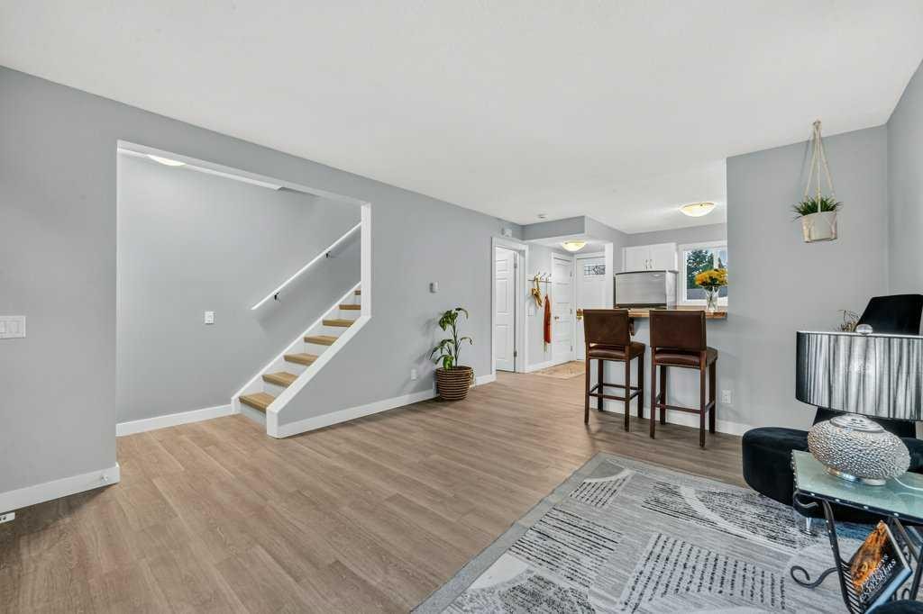 3046 32A Avenue Se, Calgary, AB - Indoor