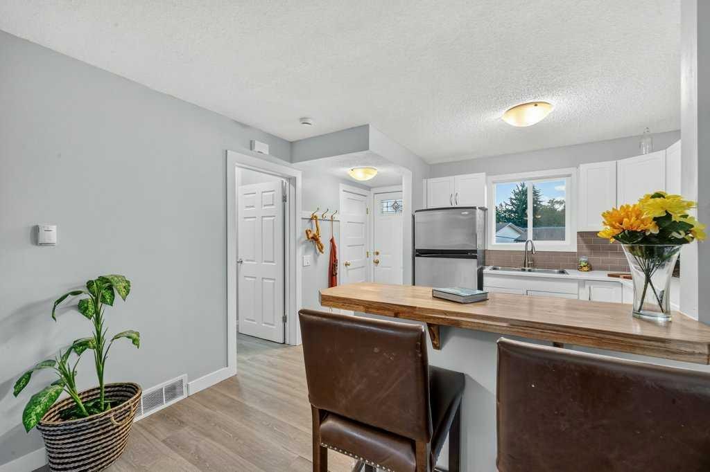 3046 32A Avenue Se, Calgary, AB - Indoor Photo Showing Office