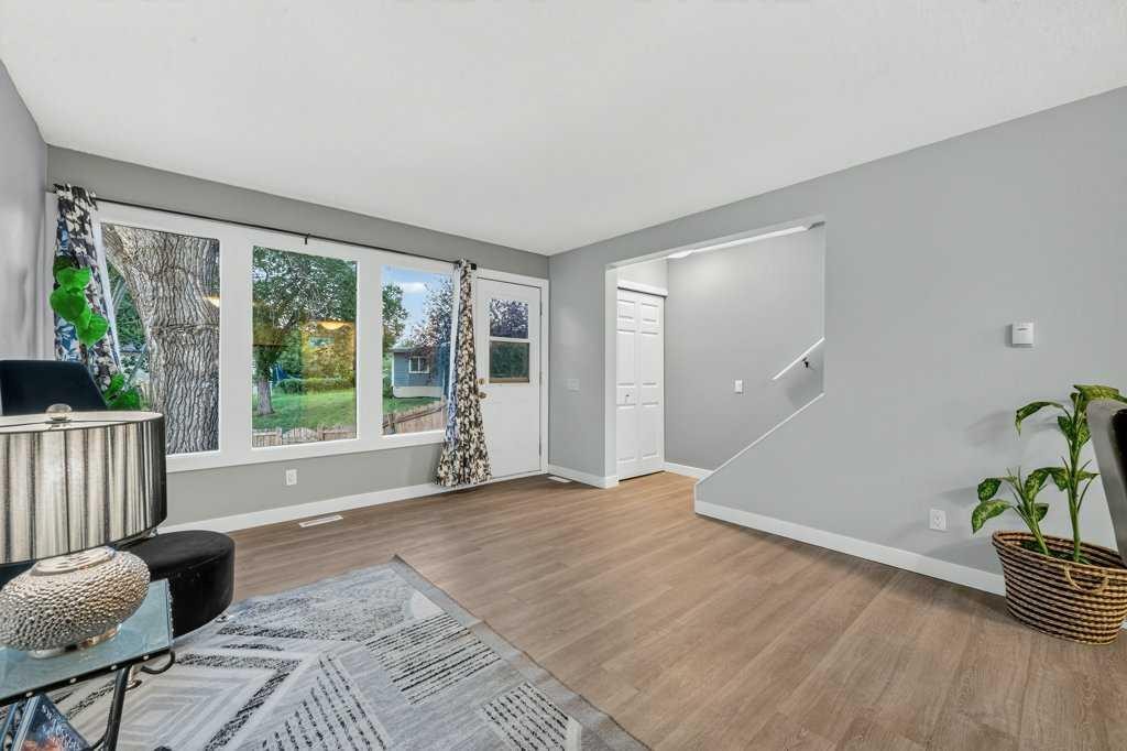 3046 32A Avenue Se, Calgary, AB - Indoor