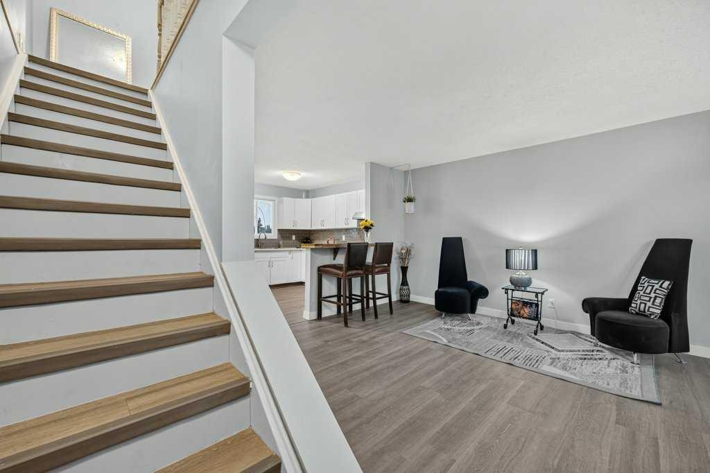 3046 32A Avenue Se, Calgary, AB - Indoor Photo Showing Other Room