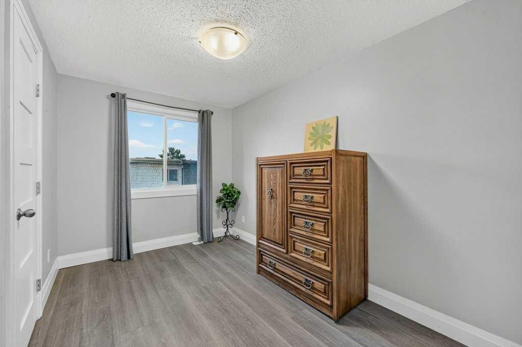 3046 32A Avenue Se, Calgary, AB - Indoor