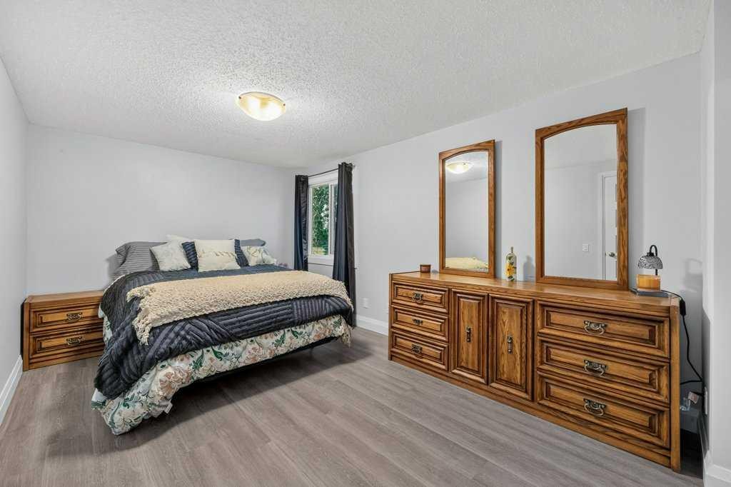 3046 32A Avenue Se, Calgary, AB - Indoor Photo Showing Bedroom