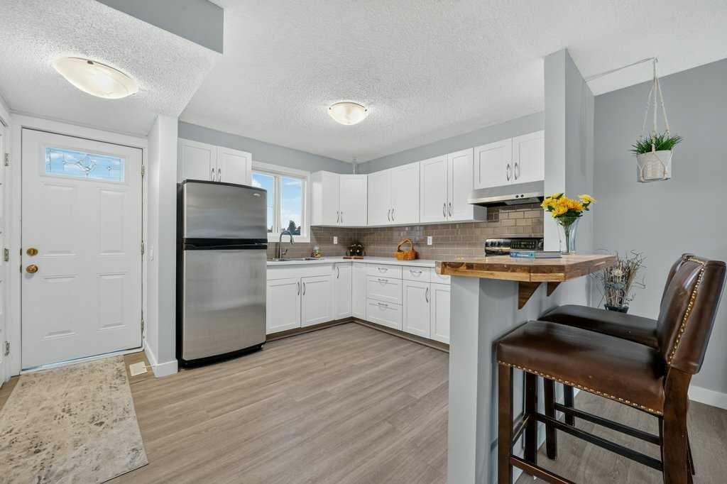 3046 32A Avenue Se, Calgary, AB - Indoor Photo Showing Kitchen
