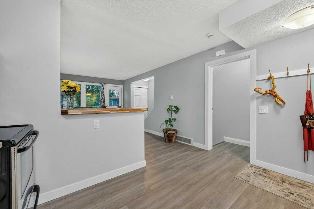 3046 32A Avenue Se, Calgary, AB - Indoor