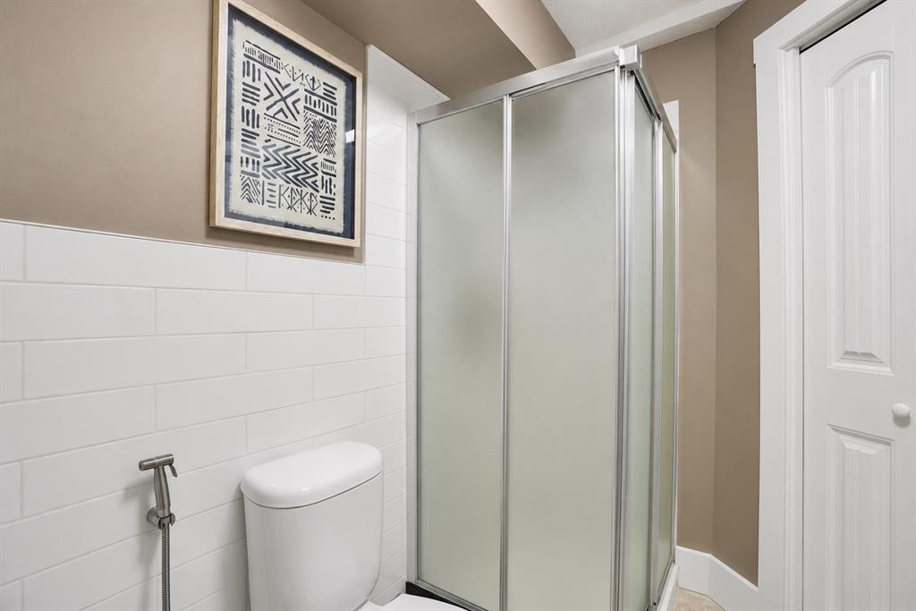 115 Abingdon Crescent Ne, Calgary, AB - Indoor Photo Showing Bathroom