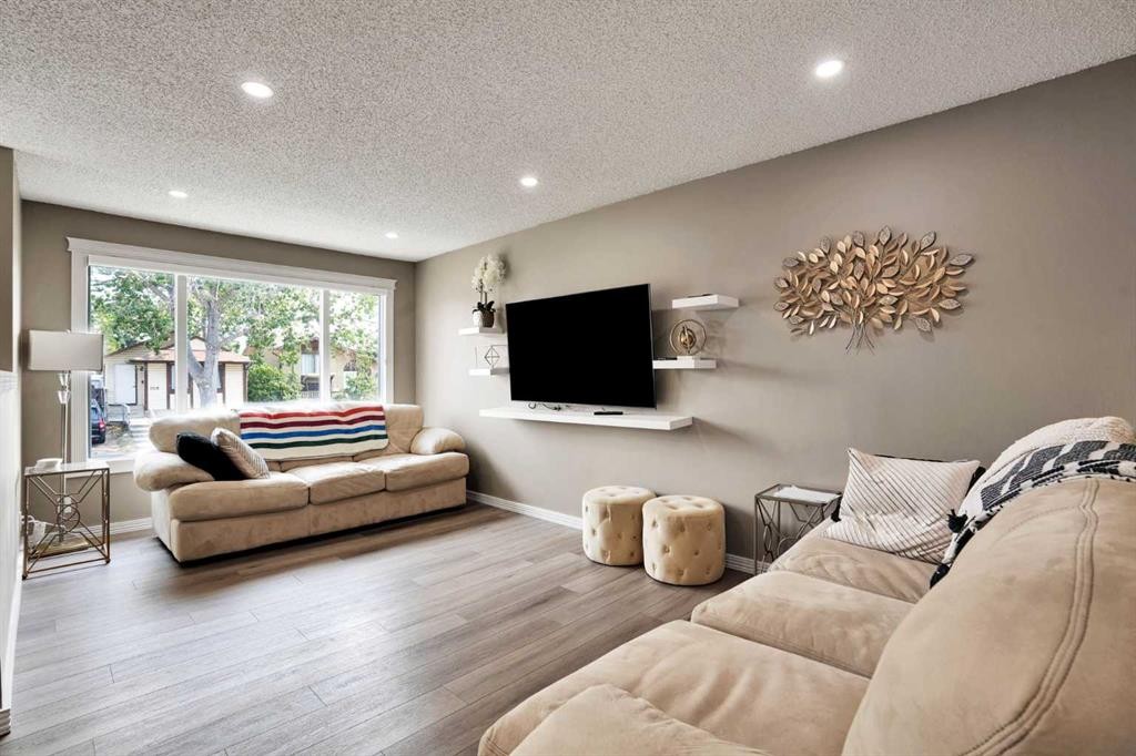 115 Abingdon Crescent Ne, Calgary, AB - Indoor Photo Showing Living Room