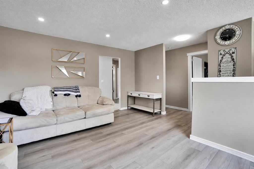 115 Abingdon Crescent Ne, Calgary, AB - Indoor Photo Showing Other Room