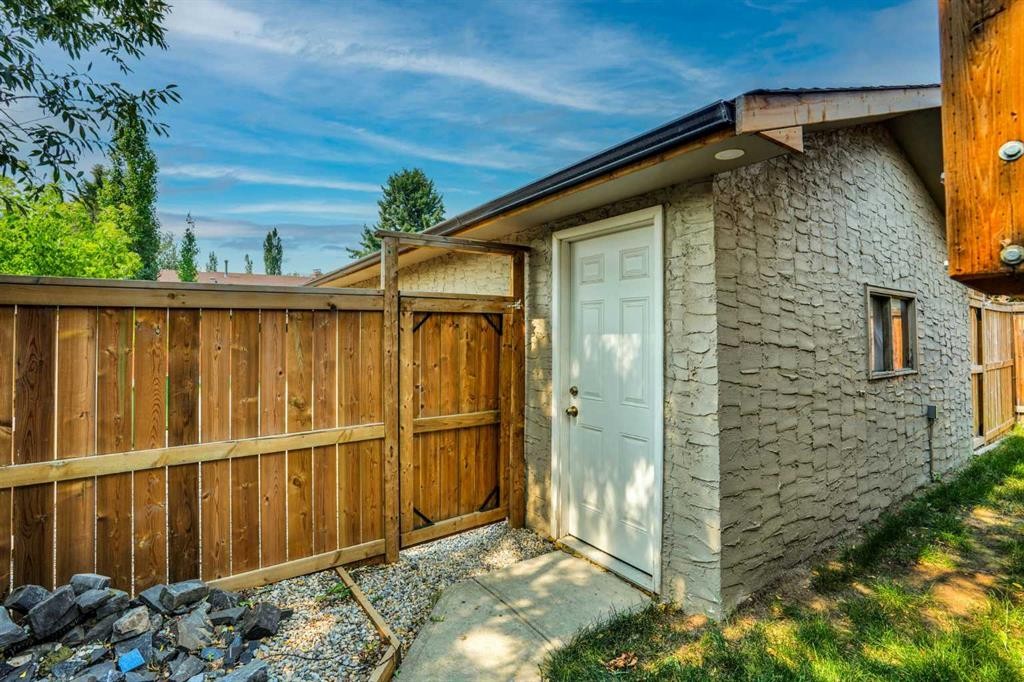 115 Abingdon Crescent Ne, Calgary, AB - Outdoor