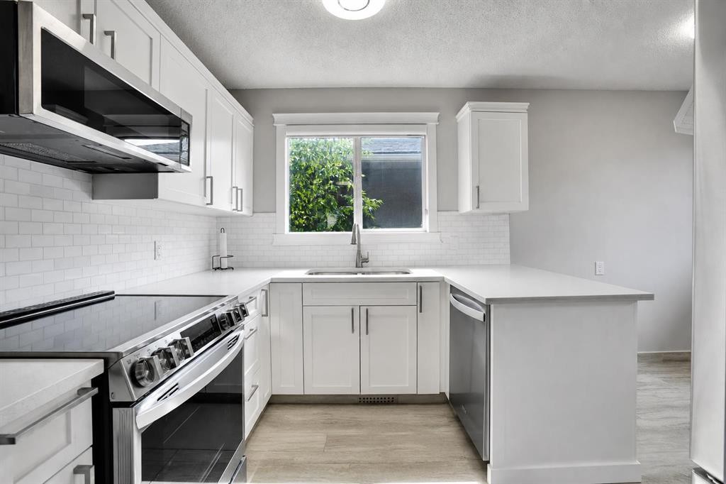 115 Abingdon Crescent Ne, Calgary, AB - Indoor Photo Showing Kitchen With Stainless Steel Kitchen With Upgraded Kitchen