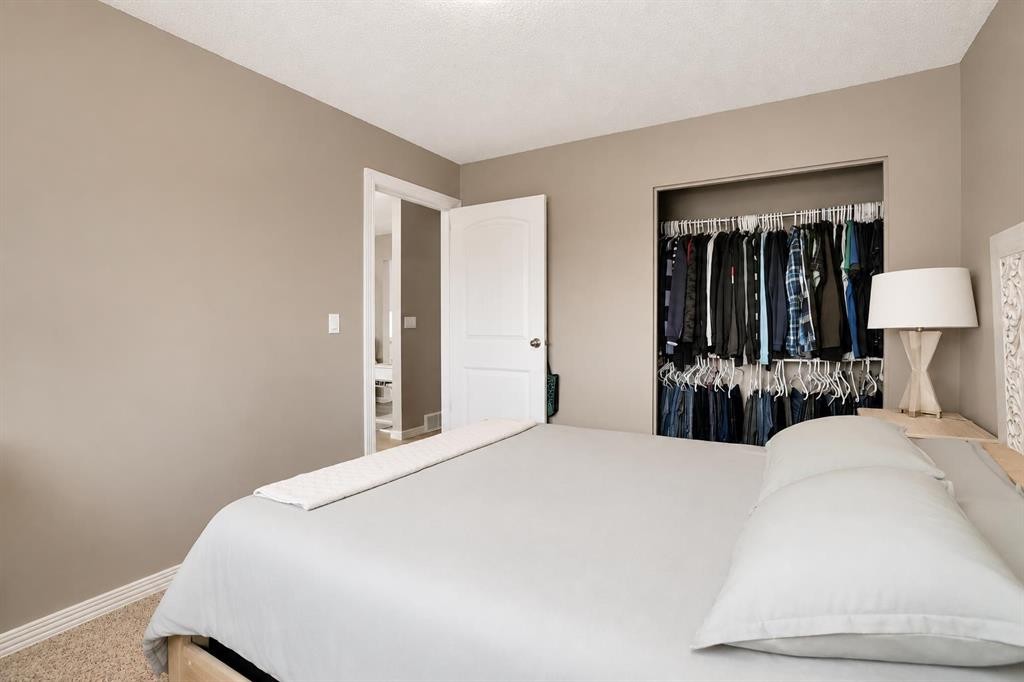 115 Abingdon Crescent Ne, Calgary, AB - Indoor Photo Showing Bedroom