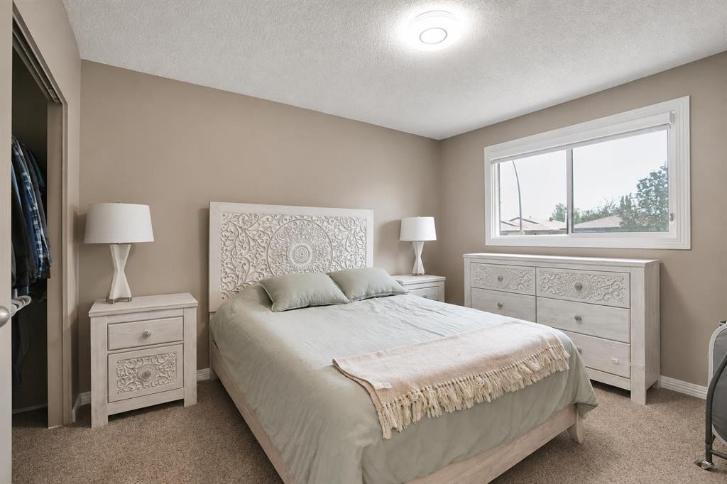 115 Abingdon Crescent Ne, Calgary, AB - Indoor Photo Showing Bedroom