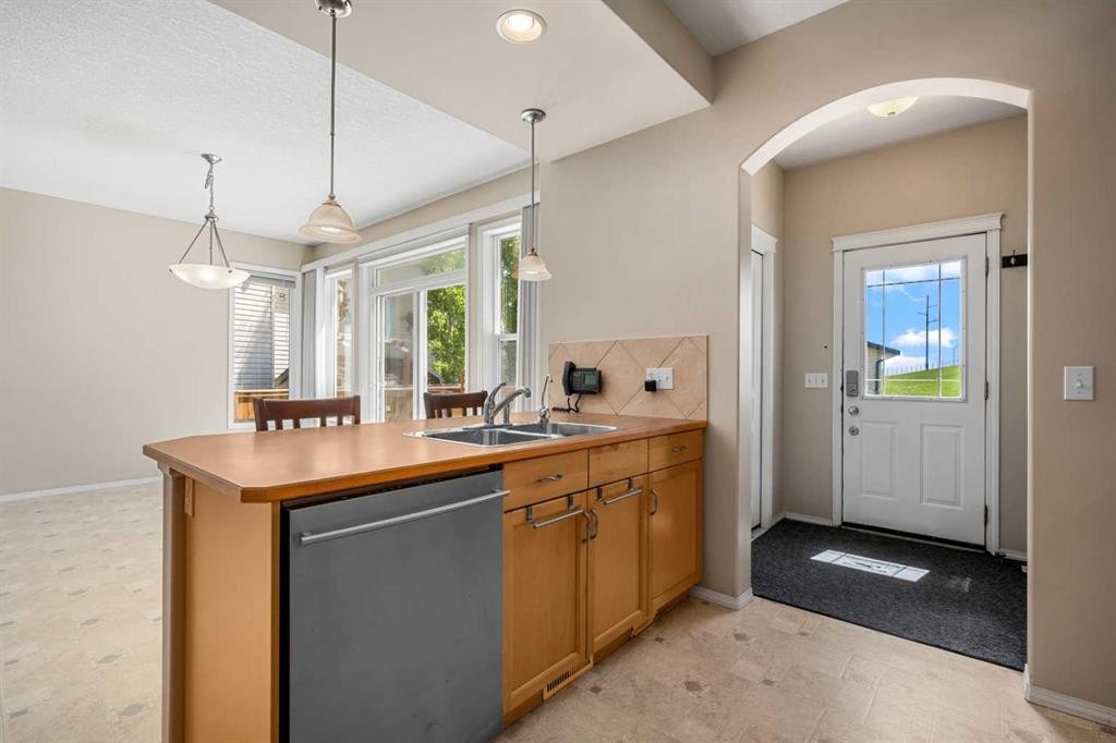 31 Elgin Green Se, Calgary, AB - Indoor Photo Showing Kitchen With Double Sink