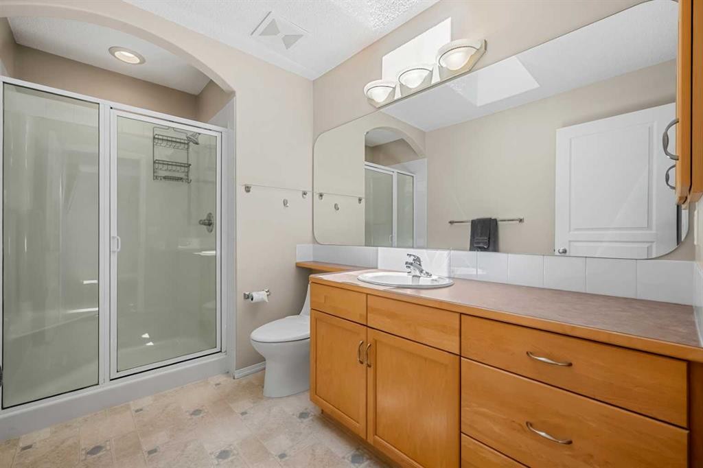 31 Elgin Green Se, Calgary, AB - Indoor Photo Showing Bathroom