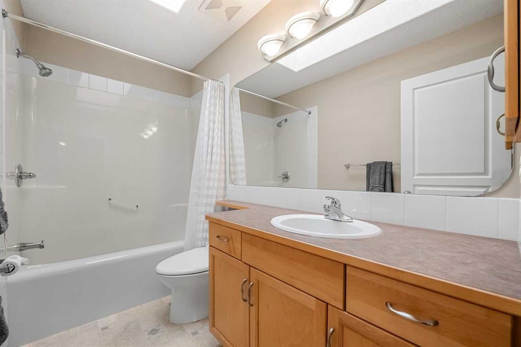 31 Elgin Green Se, Calgary, AB - Indoor Photo Showing Bathroom