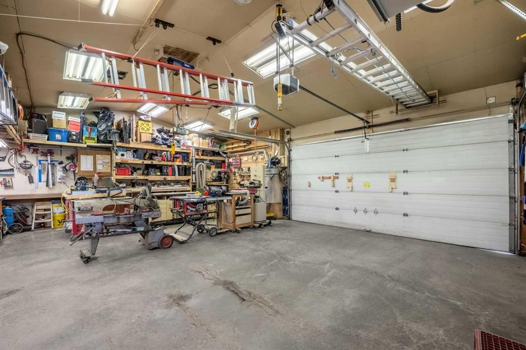 31 Elgin Green Se, Calgary, AB - Indoor Photo Showing Garage