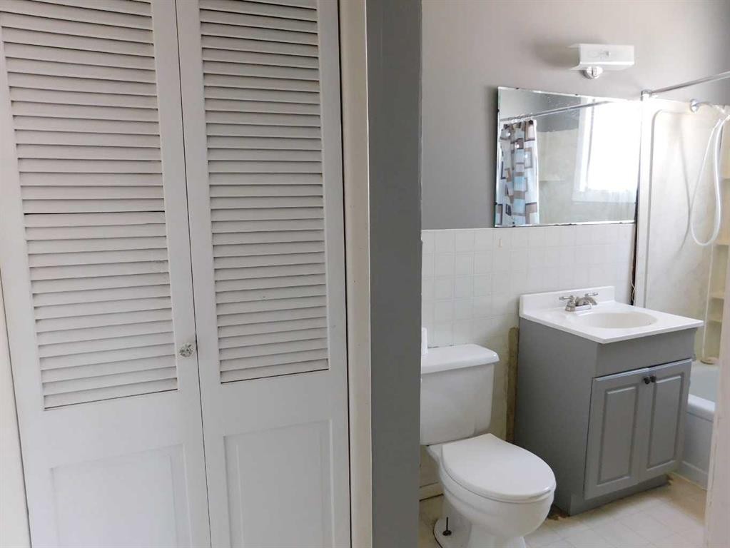 122 44 Avenue West, Claresholm, AB - Indoor Photo Showing Bathroom