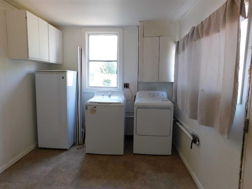 122 44 Avenue West, Claresholm, AB - Indoor Photo Showing Laundry Room
