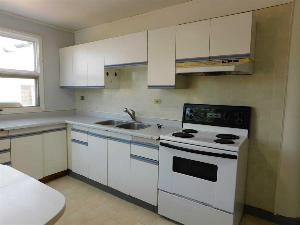 122 44 Avenue West, Claresholm, AB - Indoor Photo Showing Kitchen With Double Sink