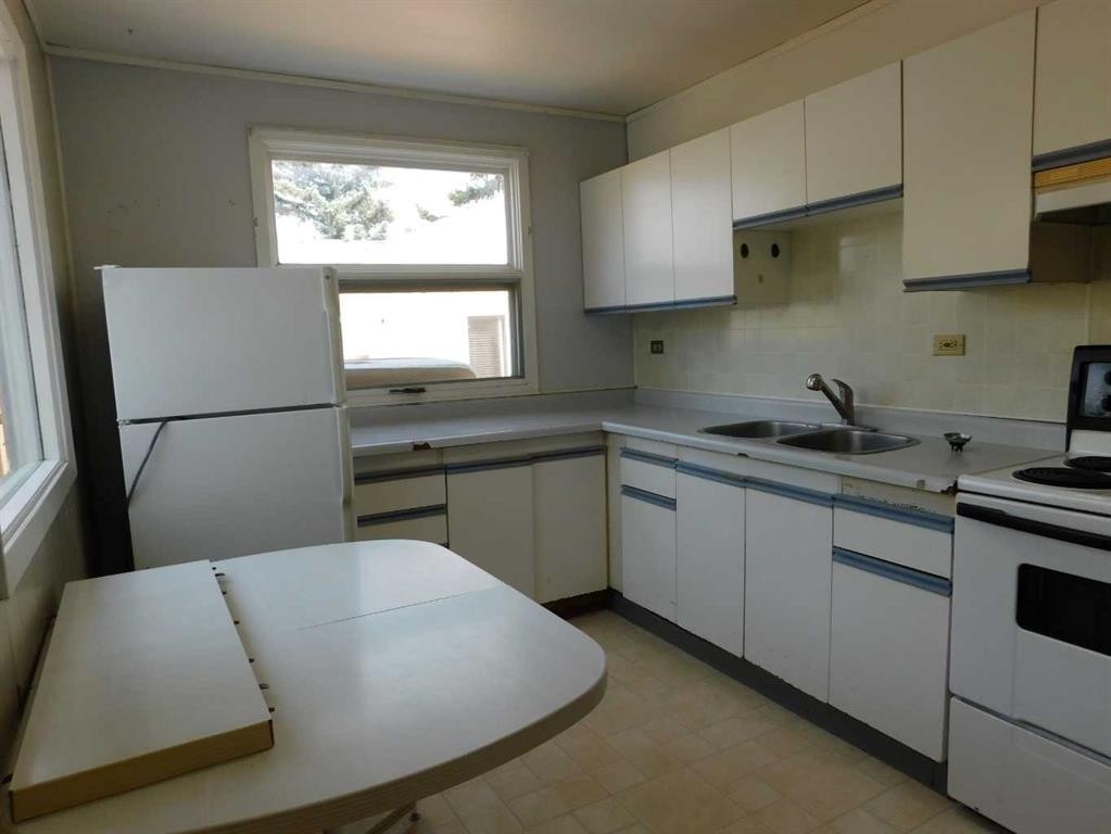 122 44 Avenue West, Claresholm, AB - Indoor Photo Showing Kitchen With Double Sink