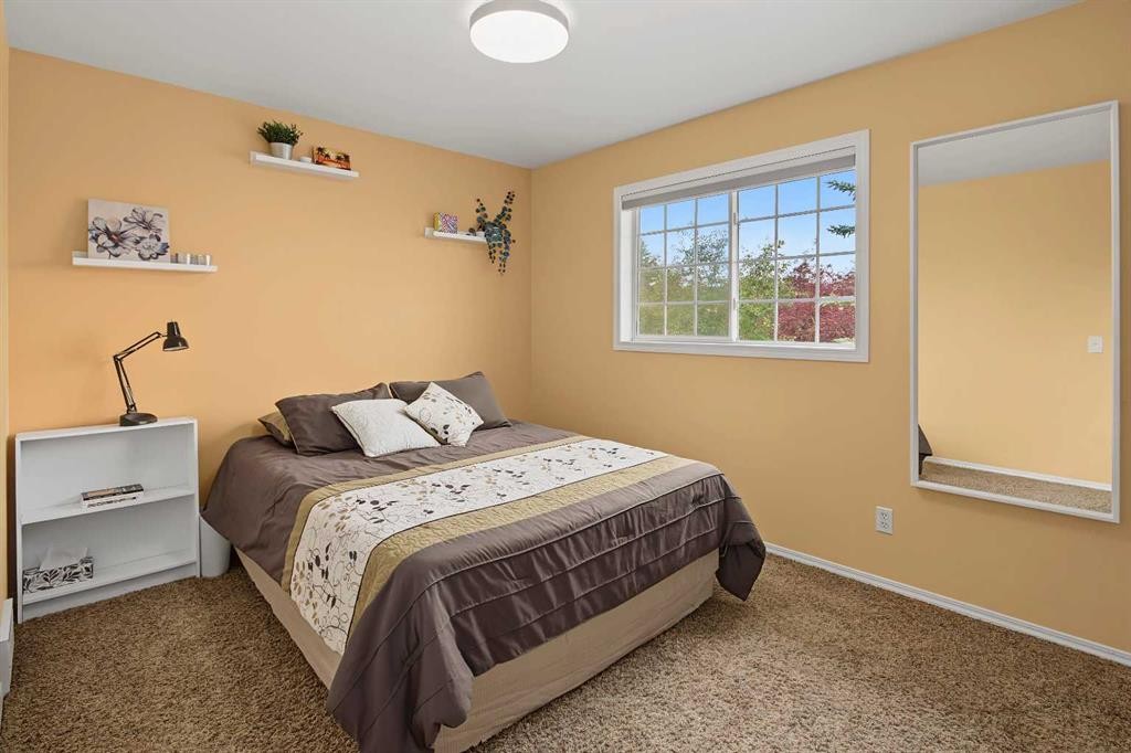 21 Edgebrook Park Nw, Calgary, AB - Indoor Photo Showing Bedroom