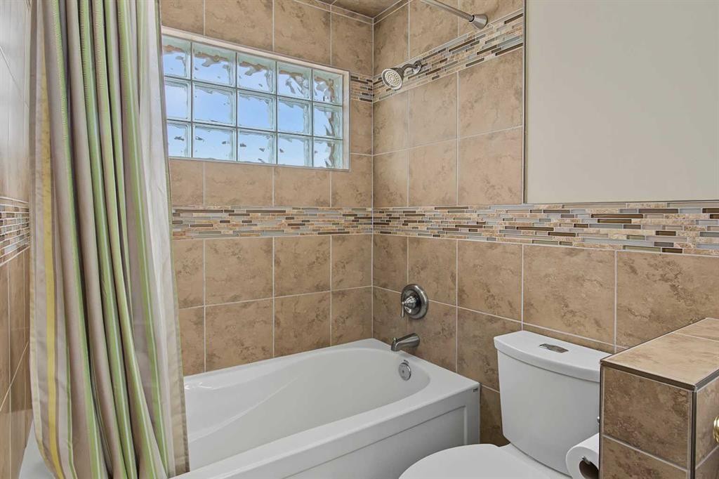 21 Edgebrook Park Nw, Calgary, AB - Indoor Photo Showing Bathroom
