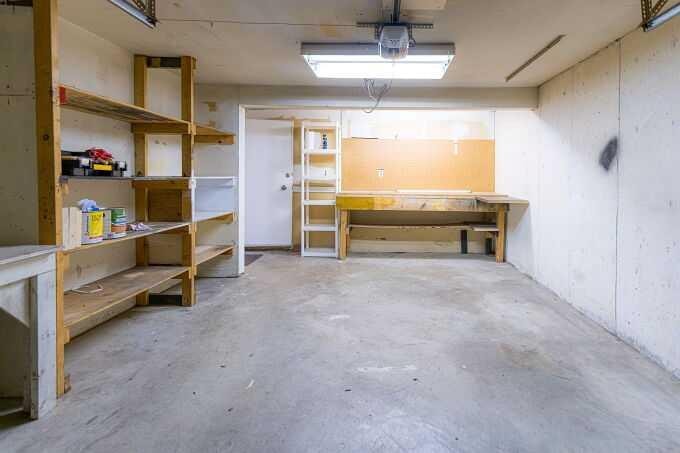 801 Canfield Way Sw, Calgary, AB - Indoor Photo Showing Garage