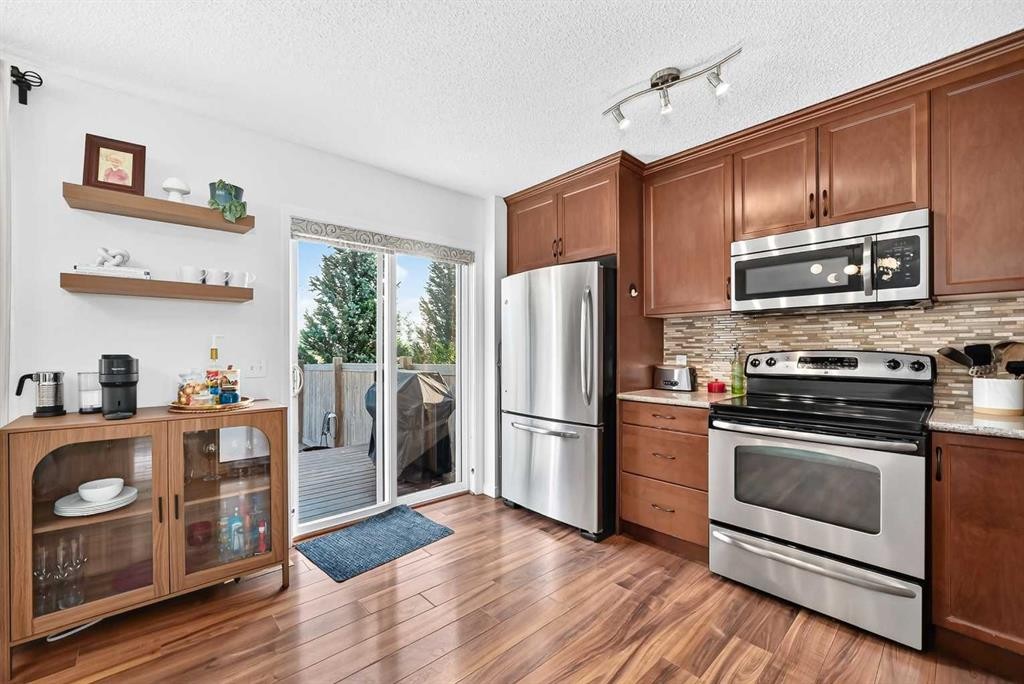 224 Viewpointe Terrace, Chestermere, AB - Indoor Photo Showing Kitchen With Stainless Steel Kitchen