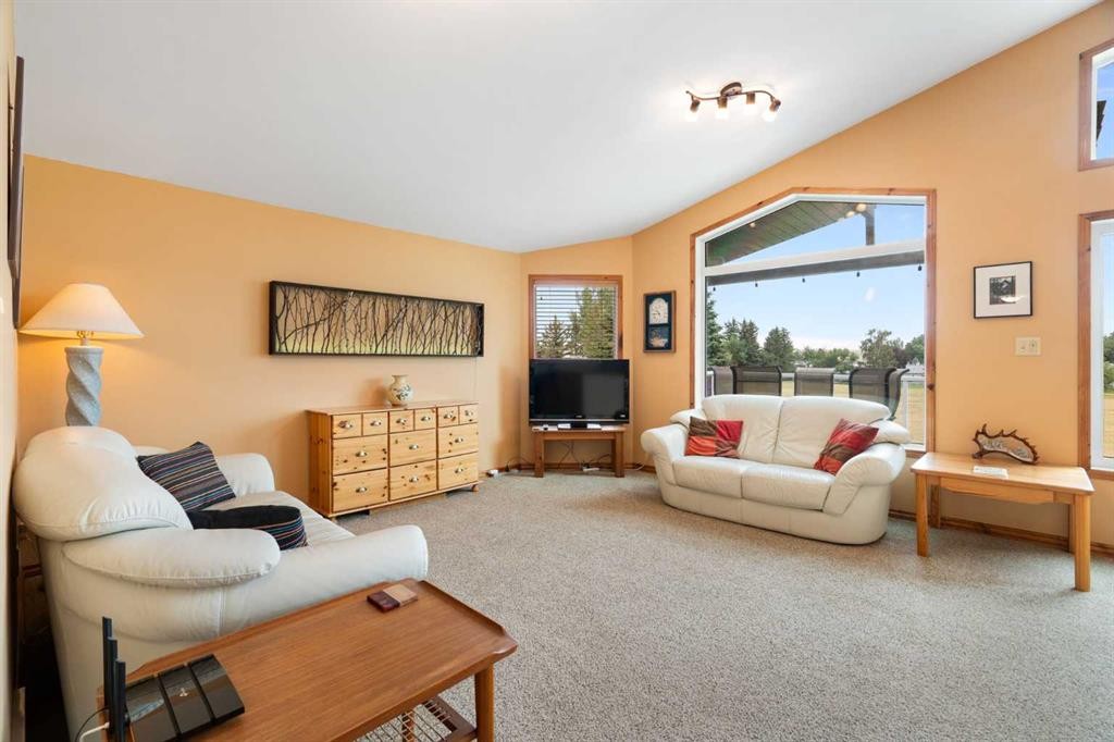 436 Sunset Drive, Rural Vulcan County, AB - Indoor Photo Showing Living Room