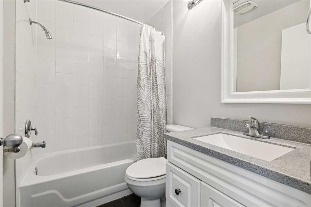 3624 Cedarille Drive Sw, Calgary, AB - Indoor Photo Showing Bathroom