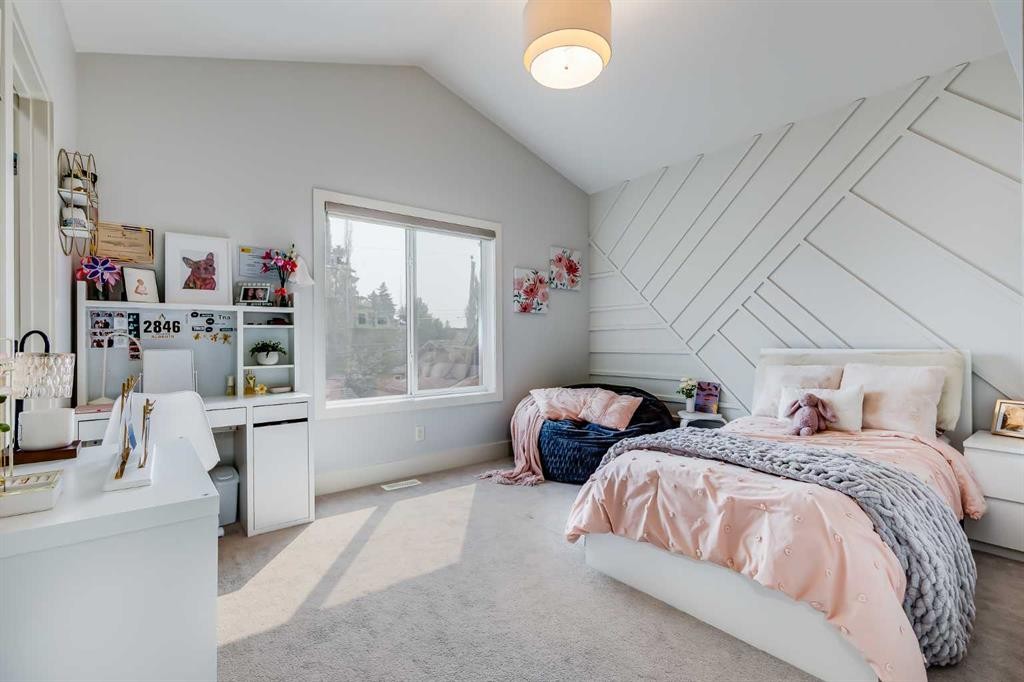 2830 42 Street Sw, Calgary, AB - Indoor Photo Showing Bedroom