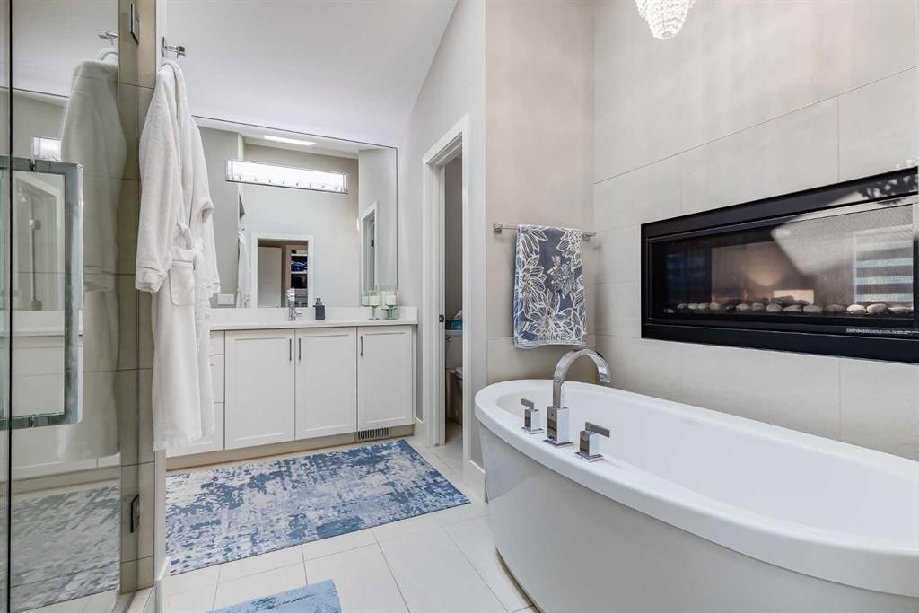 2830 42 Street Sw, Calgary, AB - Indoor Photo Showing Bathroom