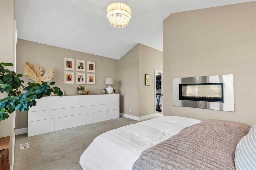 2830 42 Street Sw, Calgary, AB - Indoor Photo Showing Bedroom