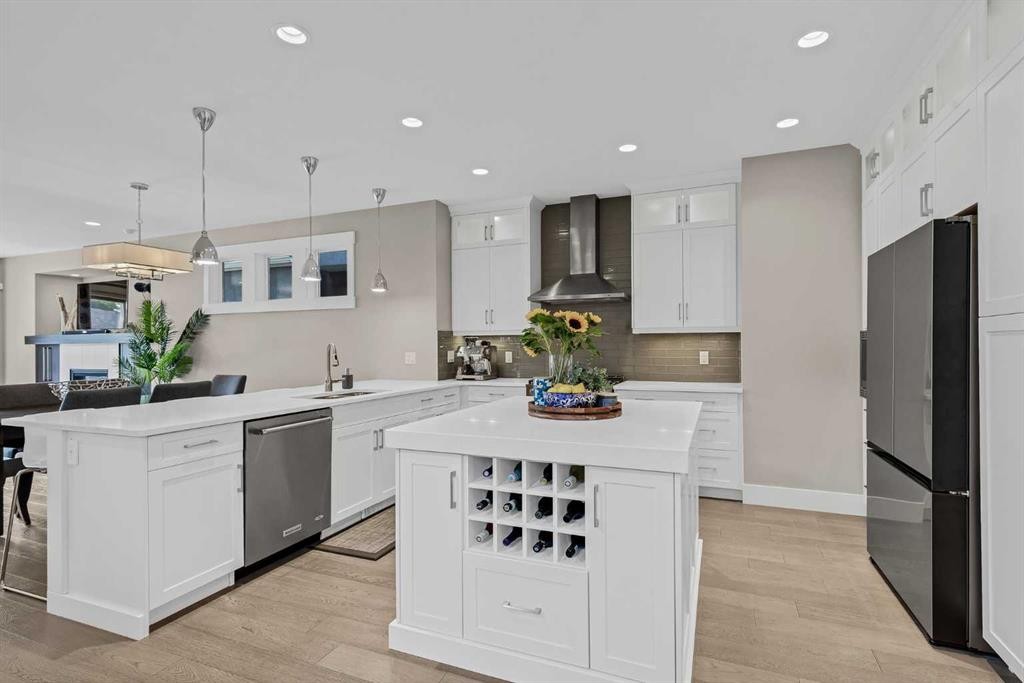 2830 42 Street Sw, Calgary, AB - Indoor Photo Showing Kitchen With Upgraded Kitchen