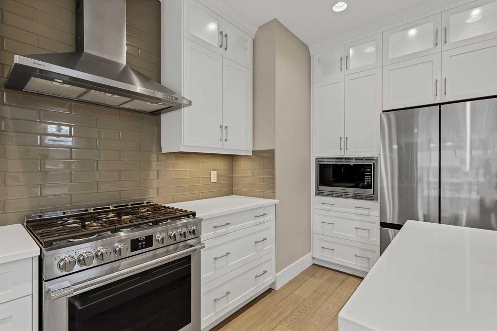 2830 42 Street Sw, Calgary, AB - Indoor Photo Showing Kitchen With Upgraded Kitchen