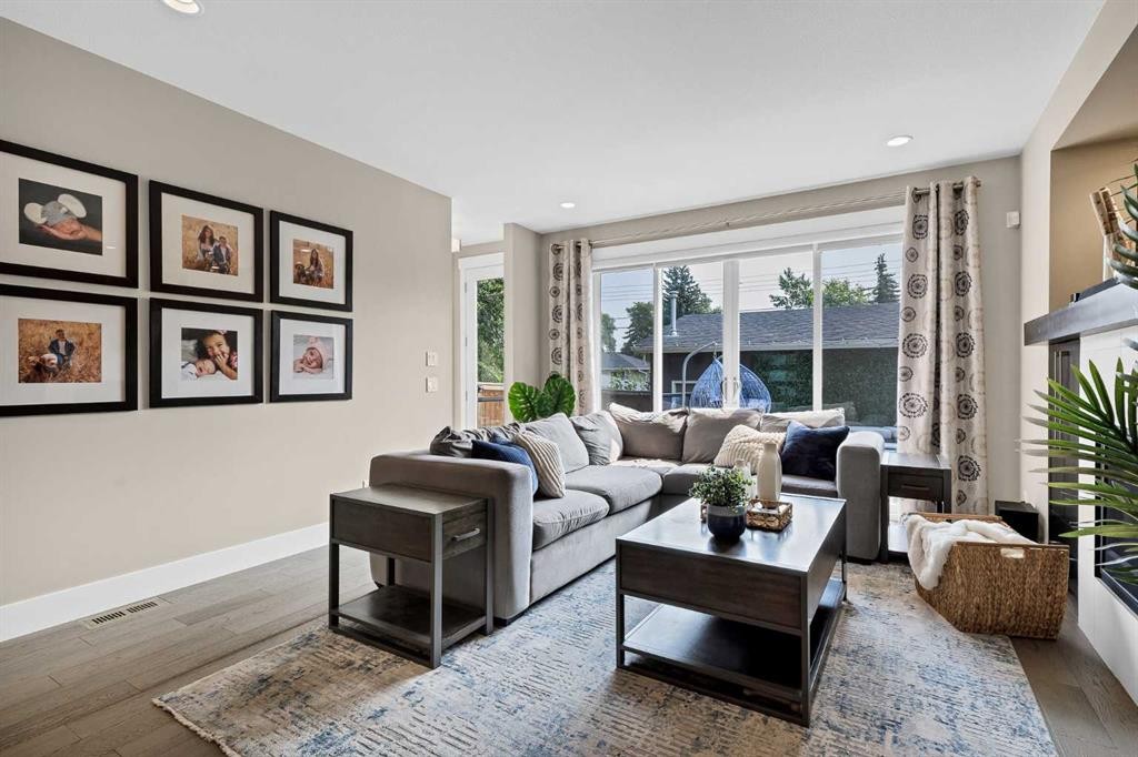 2830 42 Street Sw, Calgary, AB - Indoor Photo Showing Living Room