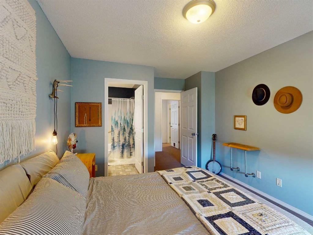 457 Elgin Gardens Se, Calgary, AB - Indoor Photo Showing Bedroom