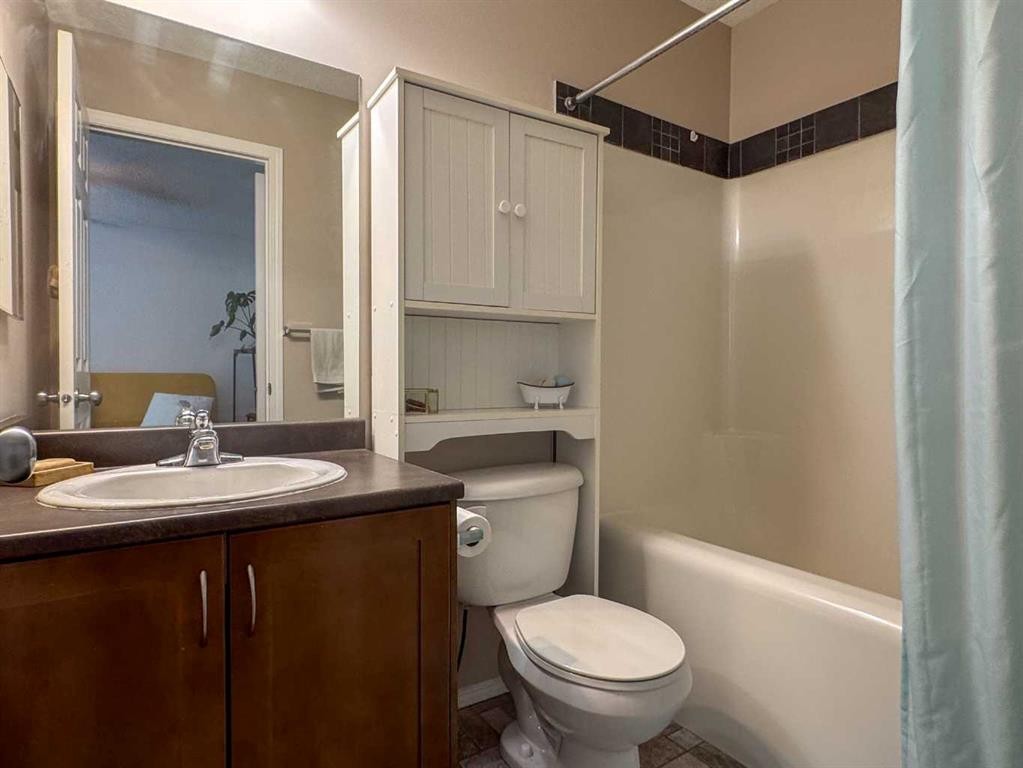457 Elgin Gardens Se, Calgary, AB - Indoor Photo Showing Bathroom