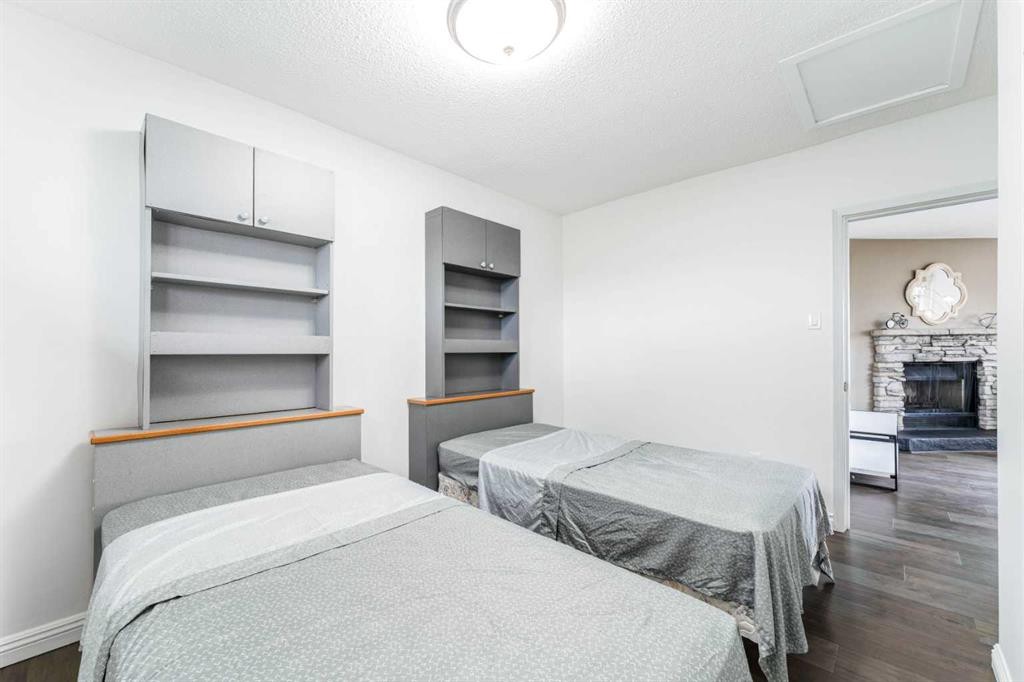 1502 40 Street Se, Calgary, AB - Indoor Photo Showing Bedroom